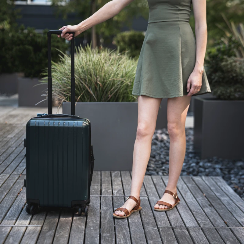 donna-con-una-valigia valigia donna